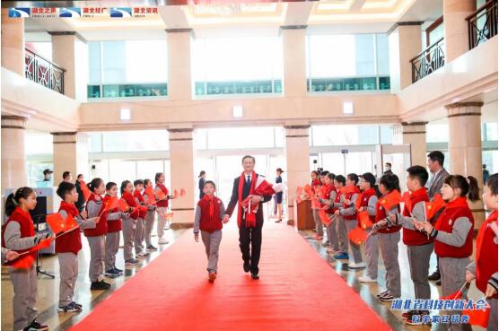 2021年2月18日湖北省科技创新大会上“科学家红毯秀”。-湖北省中医院巴元明教授研制出“肺炎1号”
